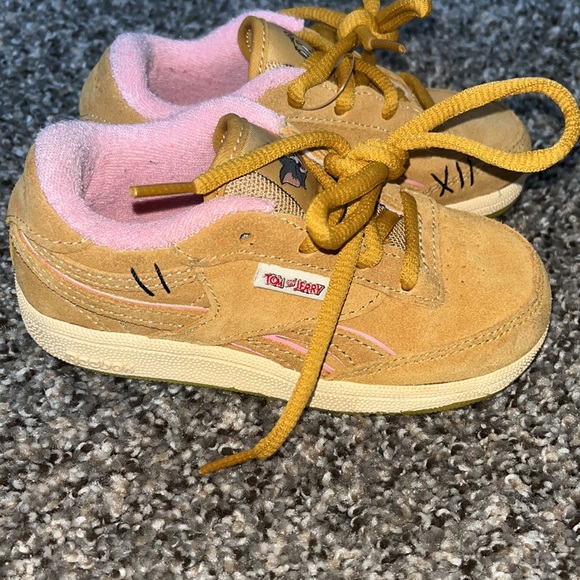 Tom and Jerry Reebok - Picture 3 of 6